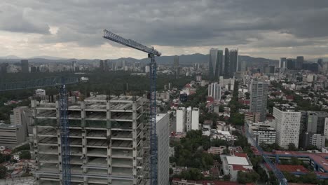 órbitas-Aéreas-Construcción-De-Edificios-De-Gran-Altura-Con-Grúas-Torre-Azules