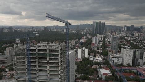 orbitas aéreas construcción de edificios de gran altura con grúas de torre azules