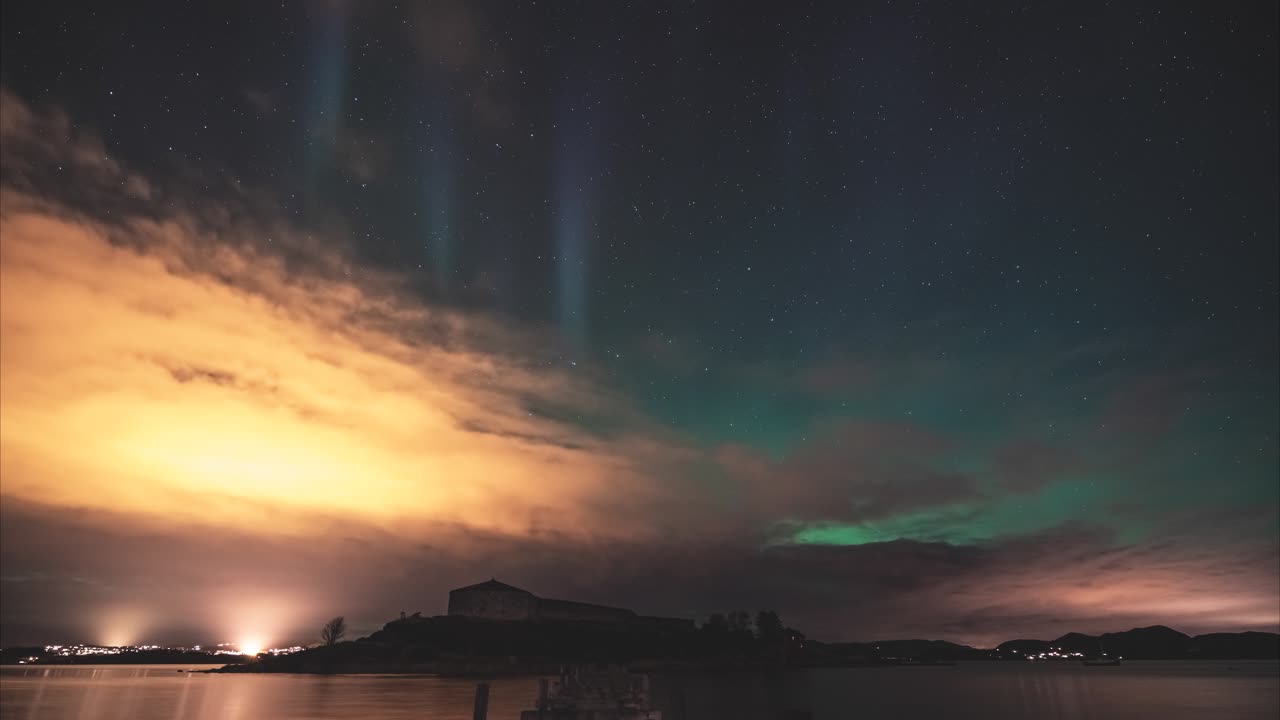 encantadora aurora boreal sobre un pequeño castillo en noruega