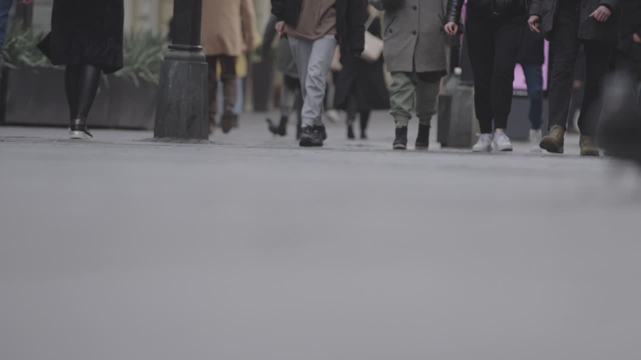 보행자 들 이 있는 도시 거리 장면