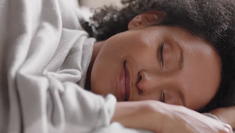 hermosa mujer afroamericana despertando en la cama después de un sueño reparador sonriendo feliz lista para el nuevo día