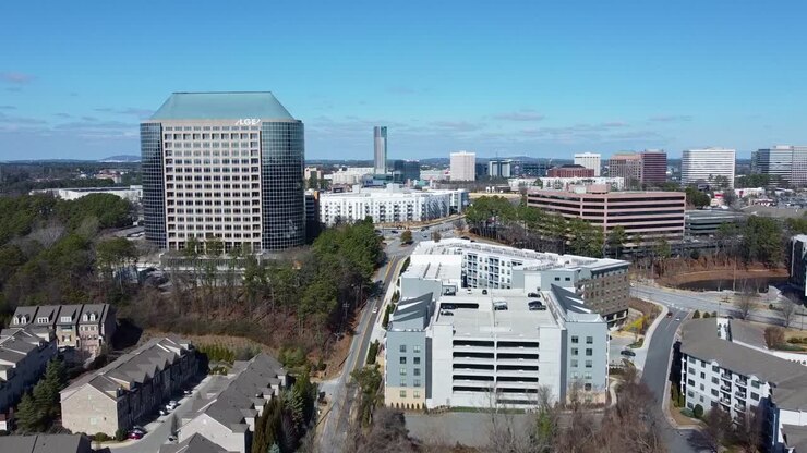 Ripresa con drone di edifici a Vinings ad Atlanta, Georgia