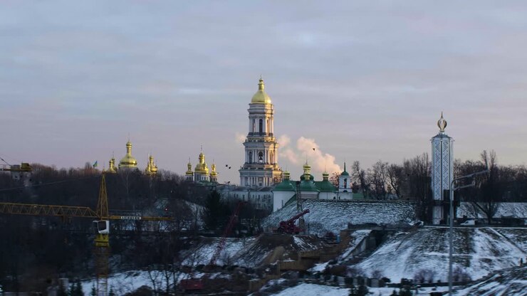 Église ukrainienne, hiver, des oiseaux volent au loin
