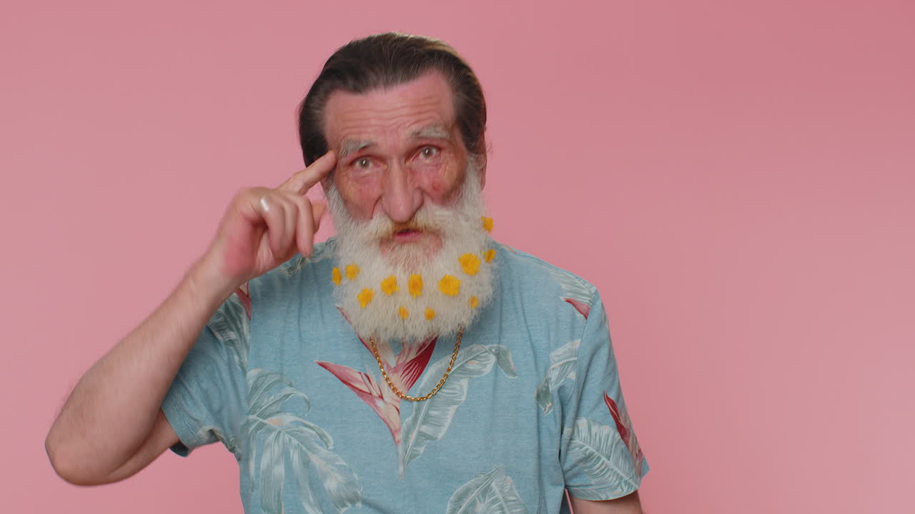 카메라를 가리키며 어리석은 몸짓을 하는 고위급인, 미치광이의 미친 계획에 대해 어떤 바보를 비난하는