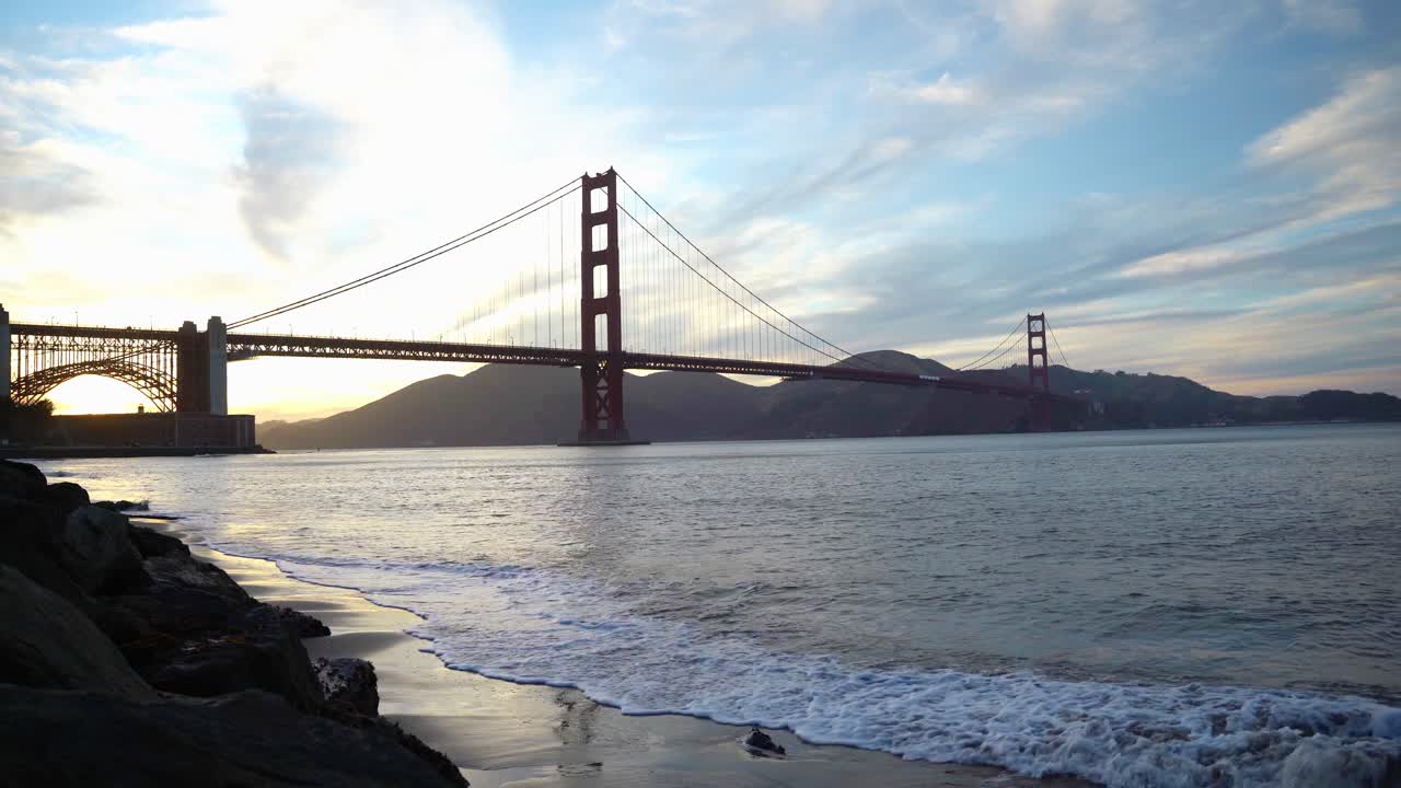 바다와 인기있는 금문교의 아름다운 일몰