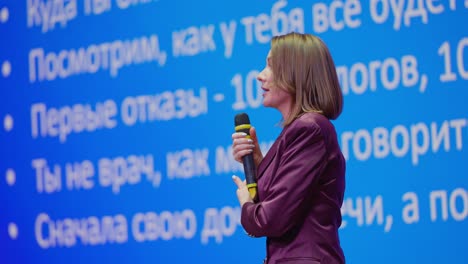 женщина, делающая презентацию