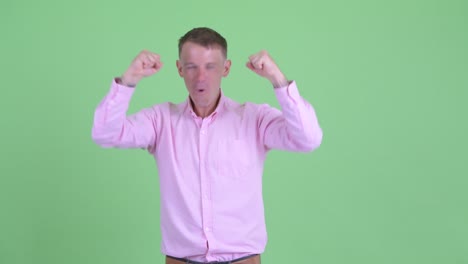 retrato de un hombre de negocios con una camisa rosa