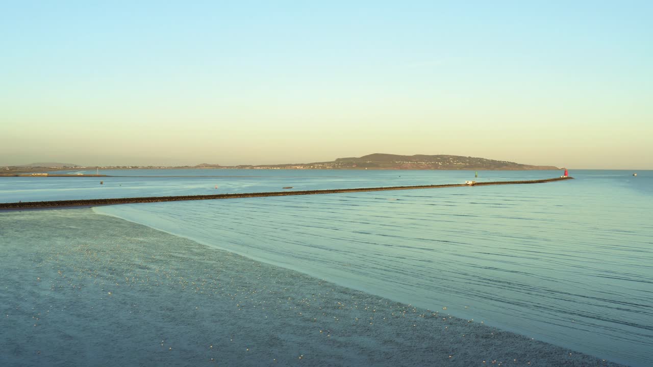 저녁에 썰물 동안 아일랜드의 남쪽 황소 벽의 공중