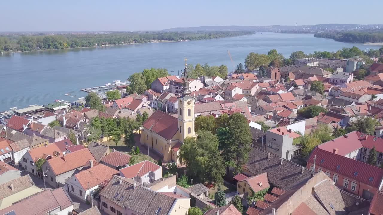 impresionante toma aérea en órbita de 4k del casco antiguo de zemun con la iglesia del danubio de belgrado