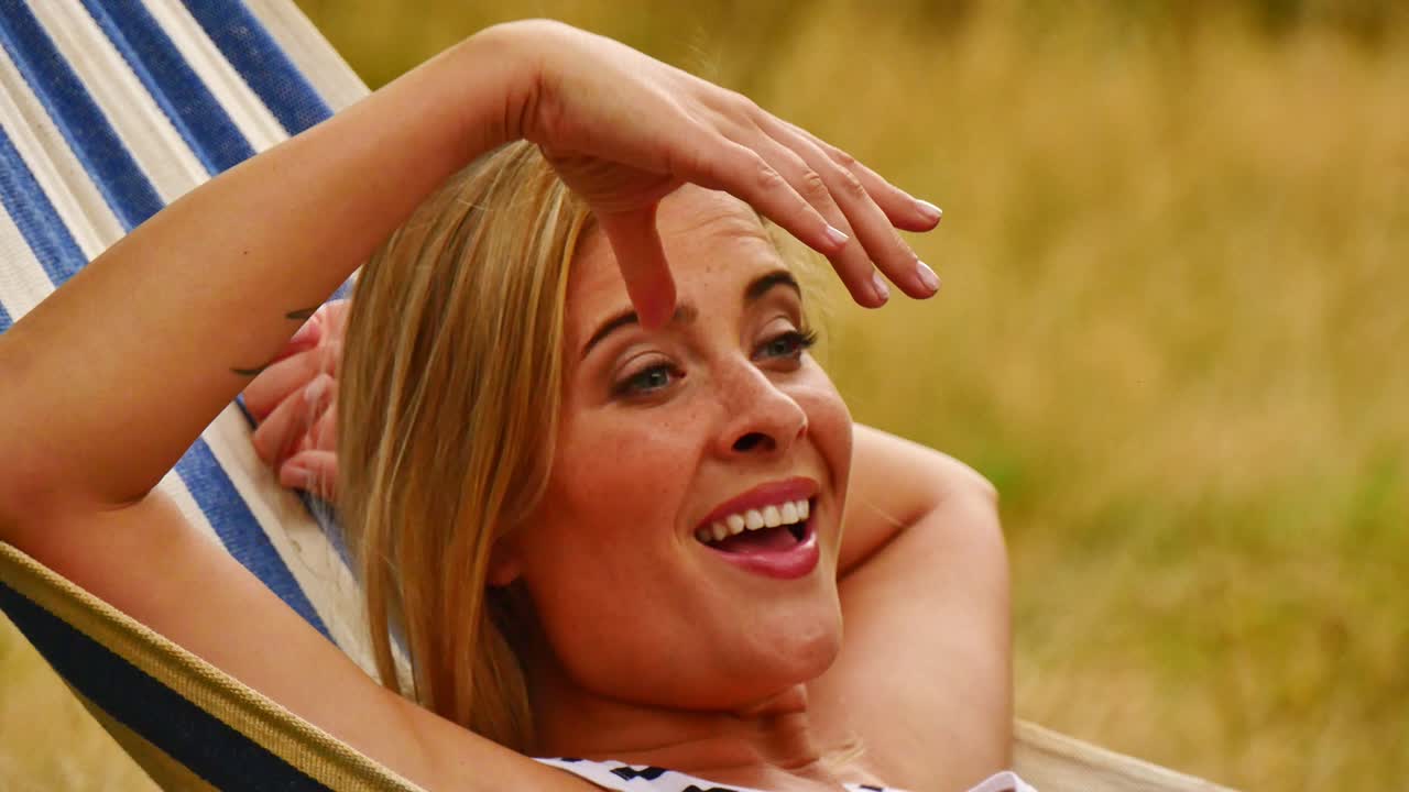 Prachtig zacht beeld van een moeder die in een hangmat ligt, op het platteland tijdens een zomervakantie