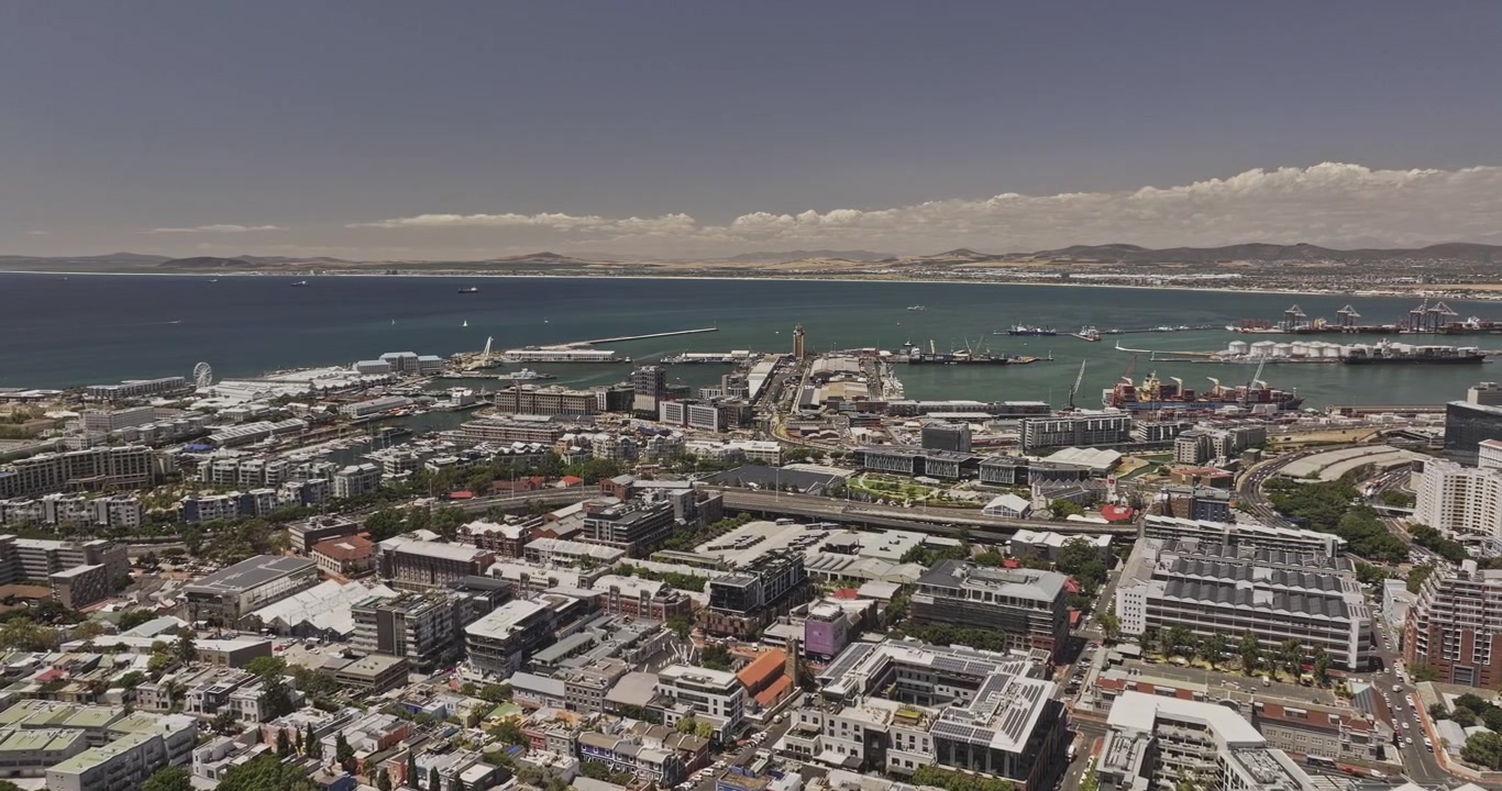 Città del Capo Sudafrica Aerea v58: sorvolo a volo d'uccello intorno alla collina di Bo-Kaap verso Green Point, il VA Waterfront e Table Bay - Ripreso con Mavic 3 Pro Cine - 11 gennaio 2024.