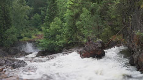 La-Cascada-Flakkefossen-Cae-En-Cascada-Por-El-Profundo-Desfiladero.