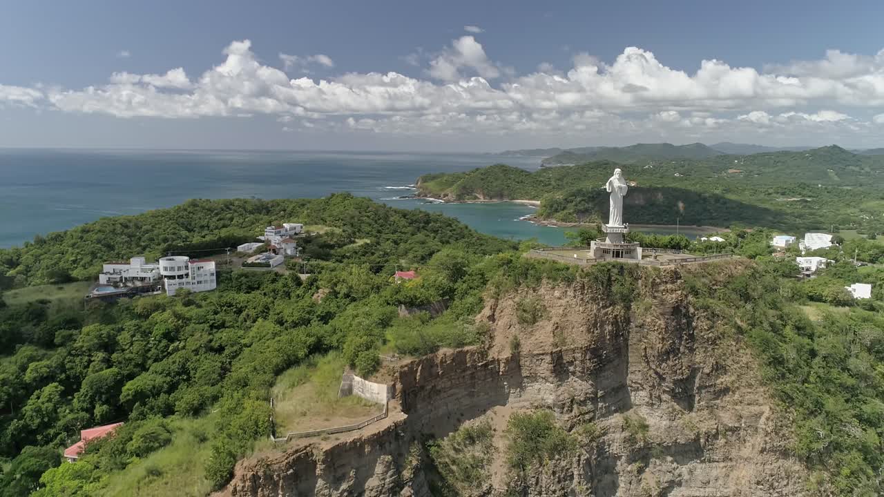 cristo de la misericordia en san juan del sur, nicaragua, dolly aéreo hacia atrás