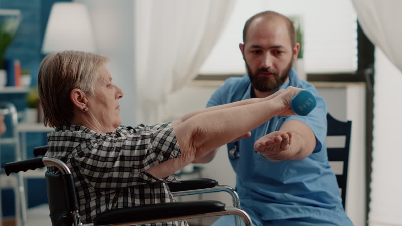 Enfermeira assistindo um paciente com deficiência com exercícios físicos para a recuperação
