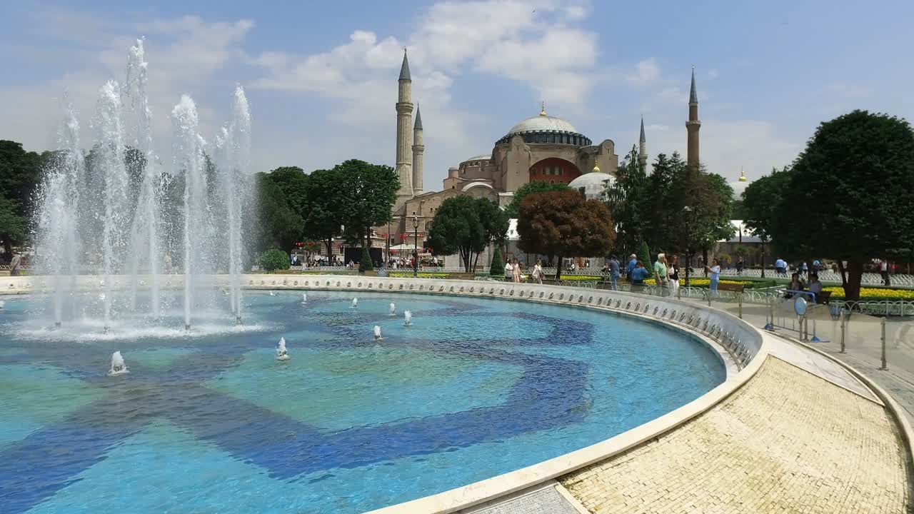 museo hagia sophia (ayasofya) y fuente vista desde el parque sultan ahmet en estambul, turquía