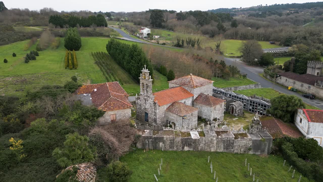 iglesia de santa uxia de eiras en medio de la vegetación, san amaro, ourense, galicia, españa