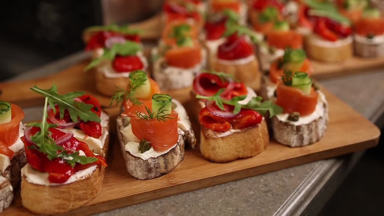 canapes elegantes de salmón en una tabla de madera