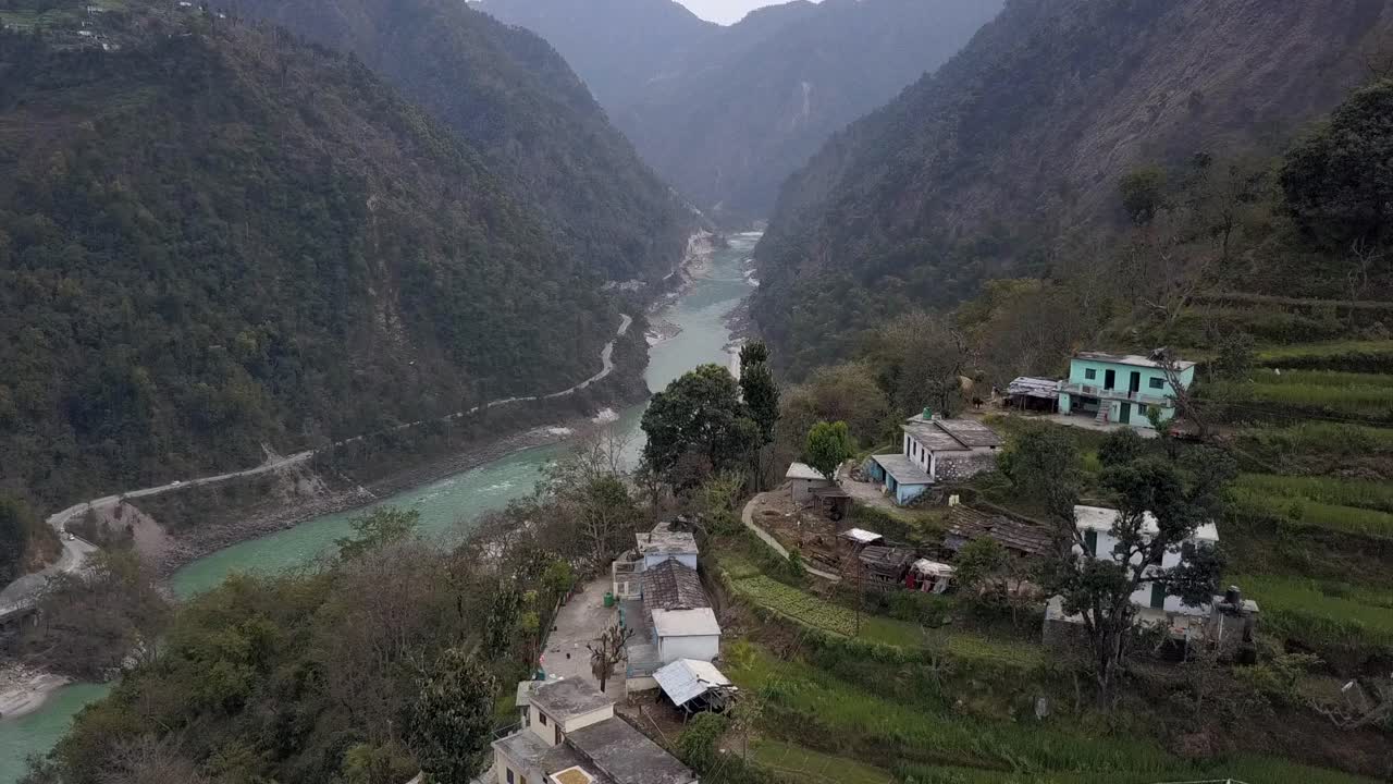 AÉREO: Río Ganges en Rishikesh, India