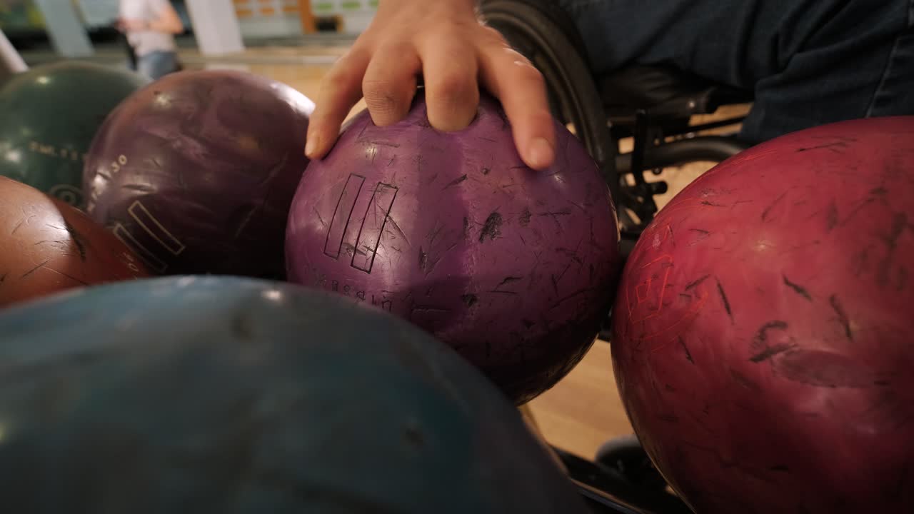 dos jóvenes discapacitados en sillas de ruedas jugando al bolos en el club