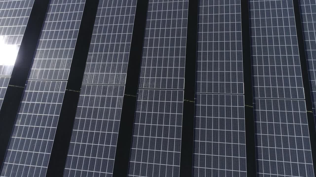 tiro cercano de un dron sobre un campo de paneles solares