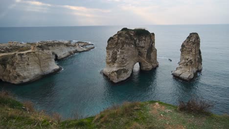 黎巴嫩的貝魯特 (beirut) 的羅什 (rouche) 岩石在白天在海中