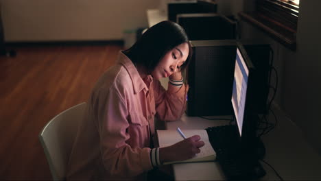 Estudiante,-Noche-Y-Mujer-Bostezando