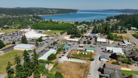 widok z lotu ptaka oddalający się od dzielnicy biznesowej freeland na wyspie whidbey, aby pokazać, jak mała jest społeczność