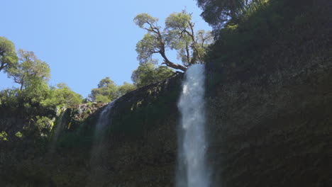 Cascada-De-Santa-Ana-En-La-Patagonia-Argentina,-Una-Cueva-Abajo