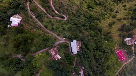 Un-Viaje-A-Través-De-Las-Nubes:-Vista-Aérea-Del-Antiguo-Pueblo