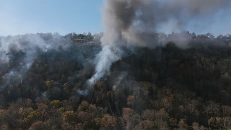 amplias imágenes aéreas girando alrededor del humo de un incendio forestal que está ardiendo en las laderas de lookout mountain en chattanooga, tn.