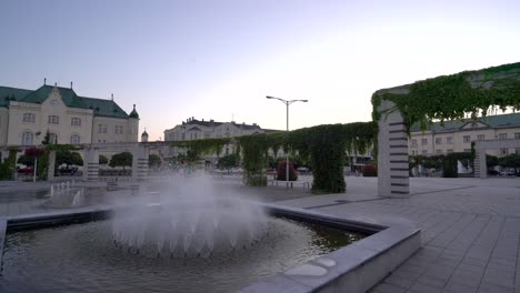 área del centro de la ciudad de la plaza de la ciudad de levice en eslovaquia con hall en el fondo, amplia