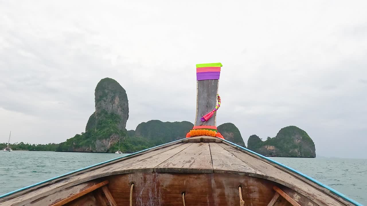 보트는 경치 좋은 섬과 산을 향해 여행합니다.