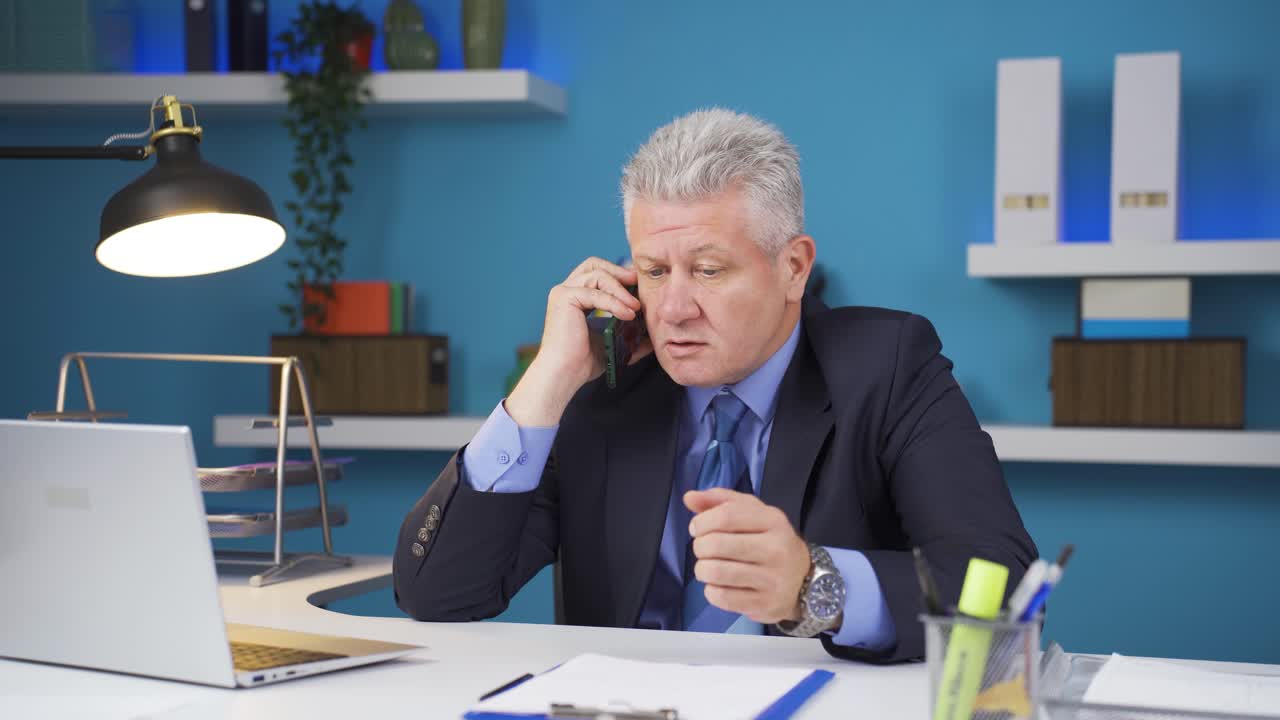 사업가가 전화로 좋은 소식을 듣고 있습니다.