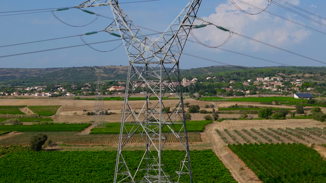 프랑스 의 포도원 중간 에 있는 전기 기둥 의 느리게 상승 하는