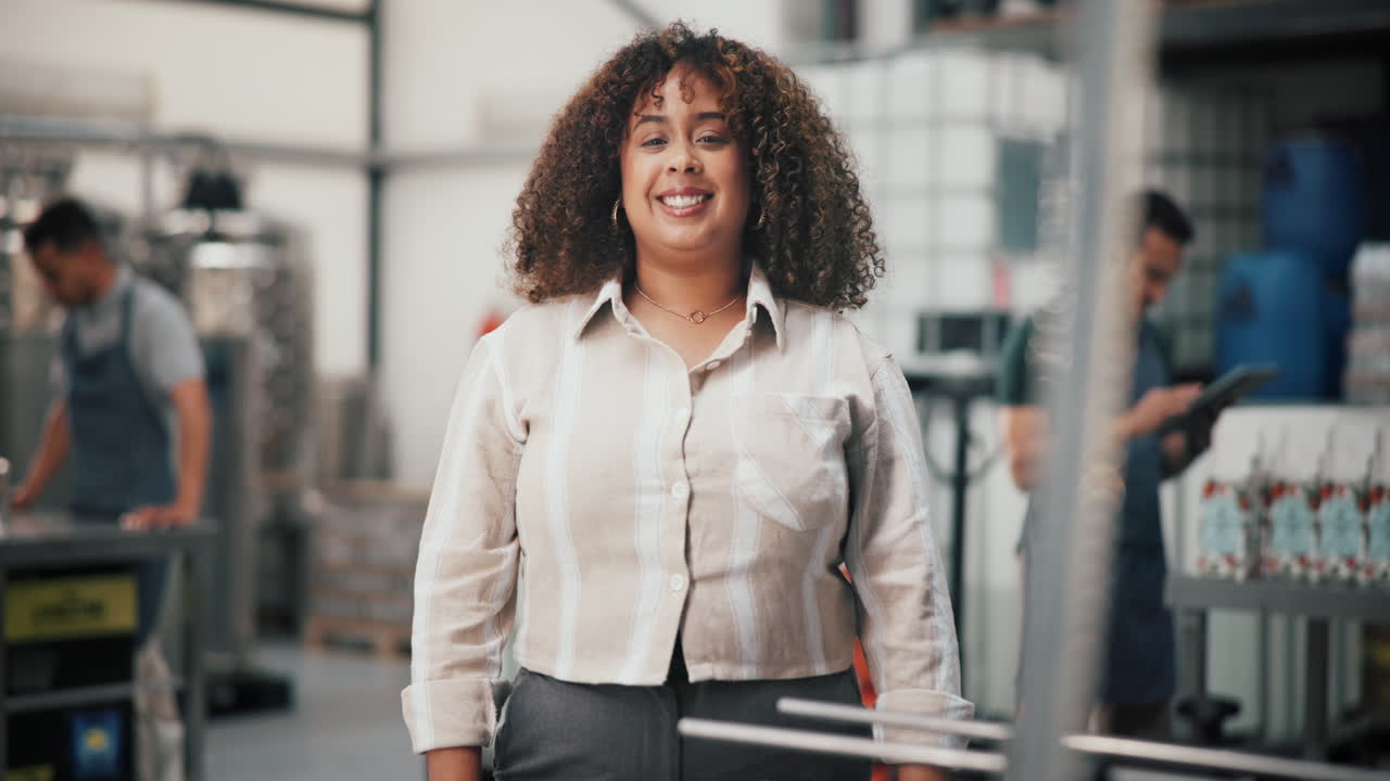 mulher a trabalhar num armazém.