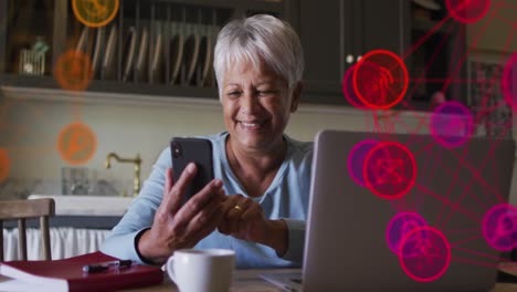 mundo de iconos digitales contra los afroamericanos que usan teléfonos inteligentes y computadoras portátiles en casa