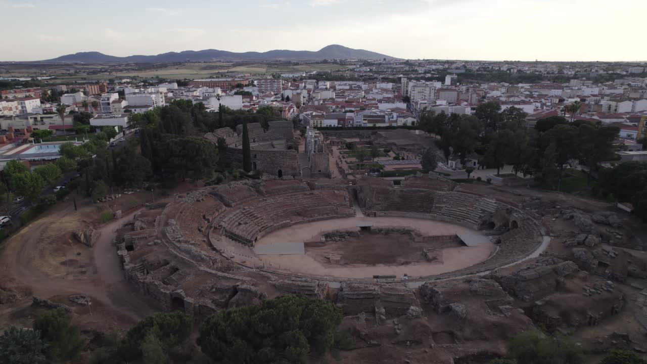 Orbita aerea di un imponente anfiteatro romano antico, inquadratura ampia