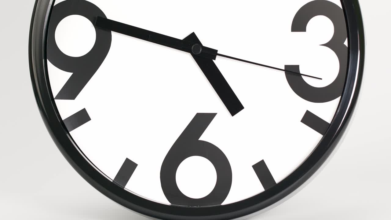 la segunda mano negra gira en el sentido de las agujas del reloj en la cara del reloj.