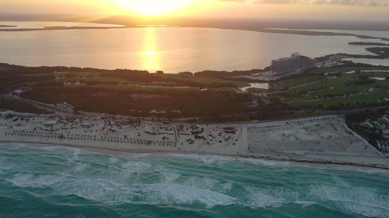 Filmato drone del tramonto sulla spiaggia del resort a Cancun, Messico, che mostra una veduta aerea