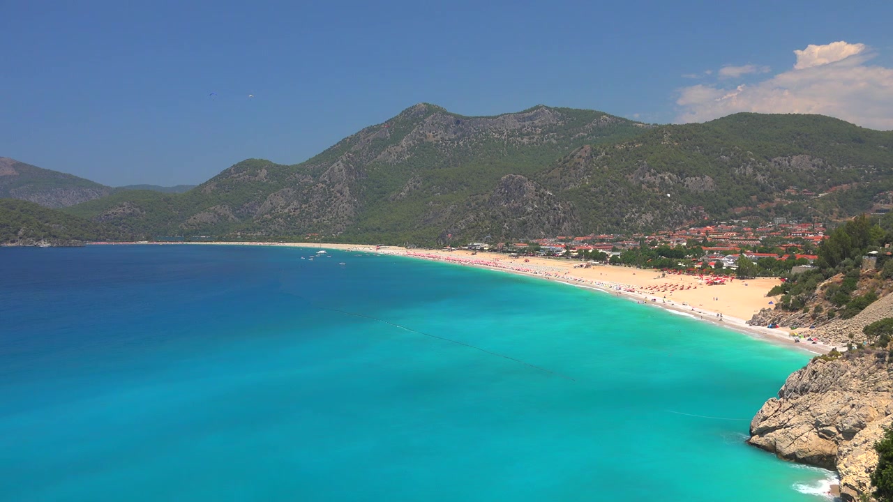 Türkiye'de Ölüdeniz Plajı ve Turkuaz Denizin Havadan Görünümü