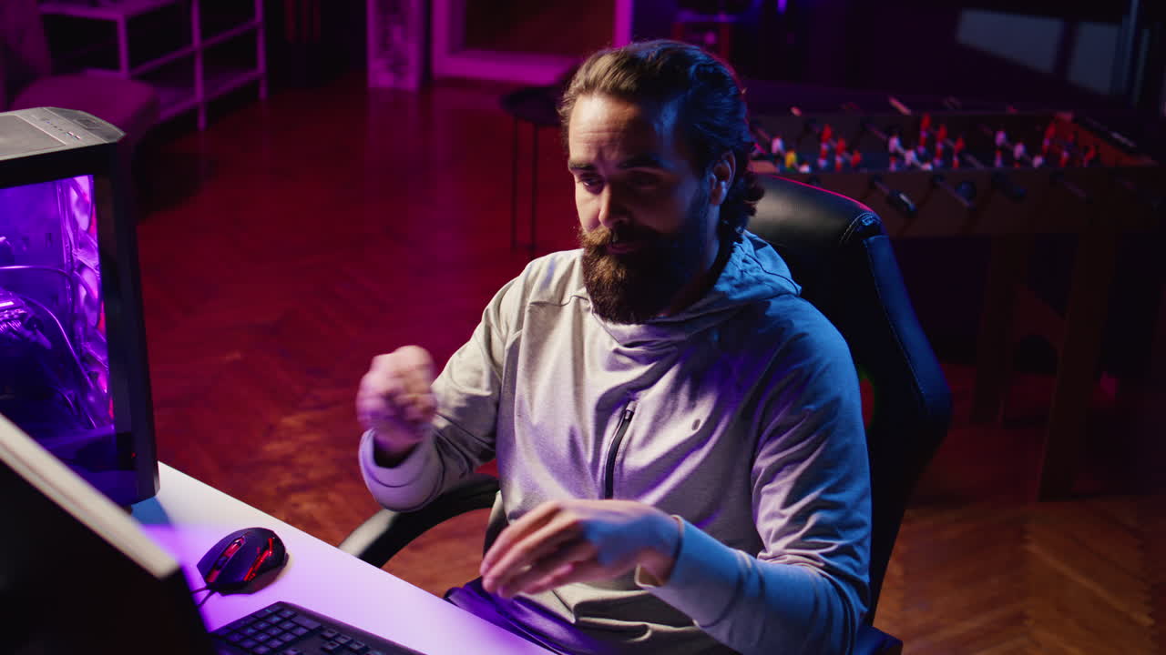 jugador profesional hablando con su comunidad, mostrando la guía de tácticas de juego a los espectadores