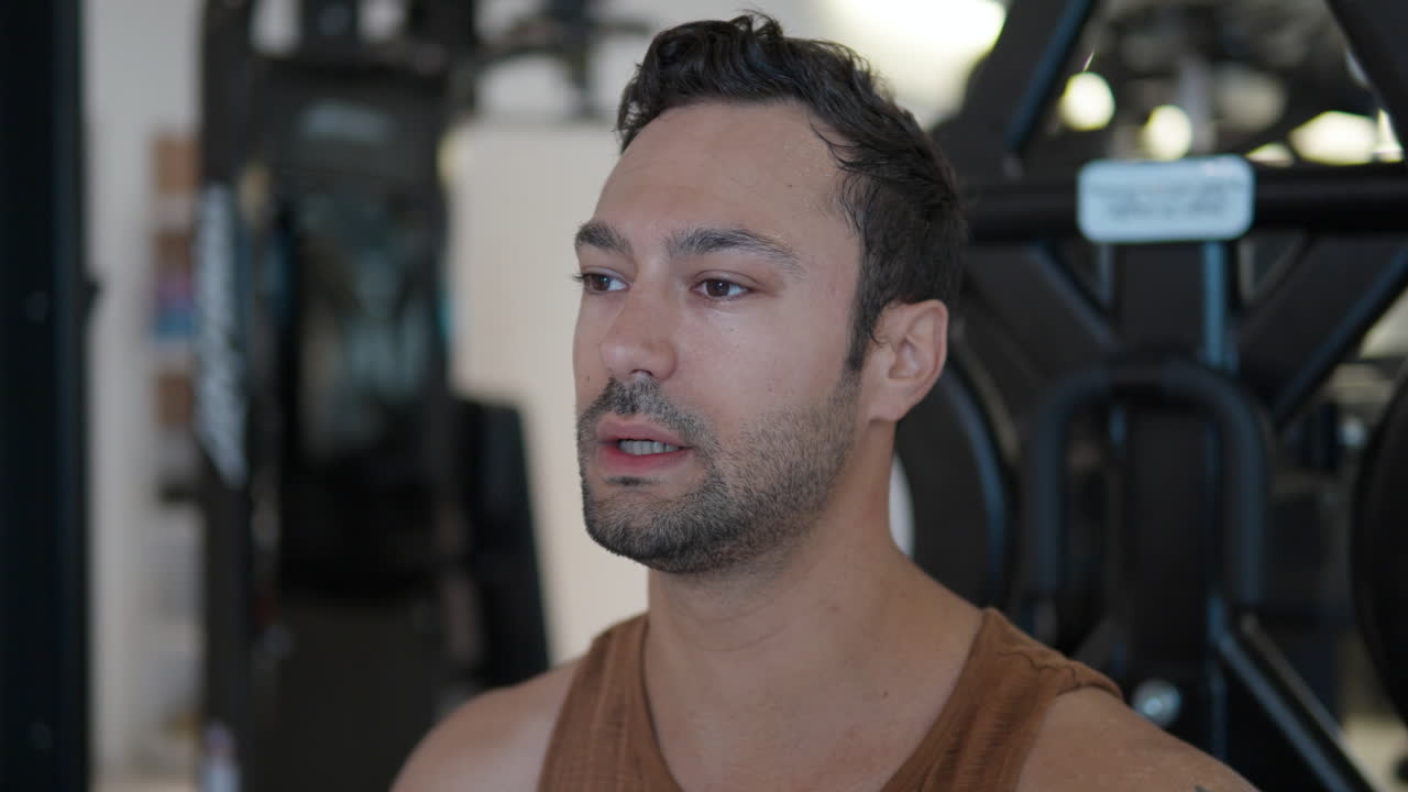 운동장 에 앉아 운동 을 한 후 극도로 피곤 해 보이는 운동 선수 의 얼굴 클로즈업