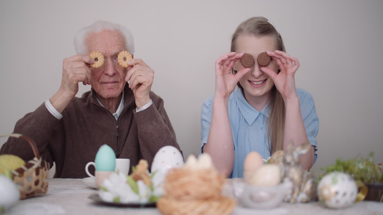 hombre mayor sonriendo alegre abuelo y nieta jugando con pasteles y sonrisa 1