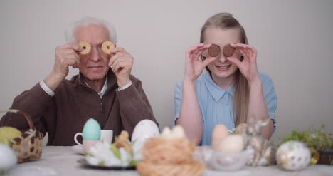 Senior-Hombre-Sonriendo-Alegre-Abuelo-Y-Nieta-Jugando-Con-Pasteles-Y-Sonrisa-1