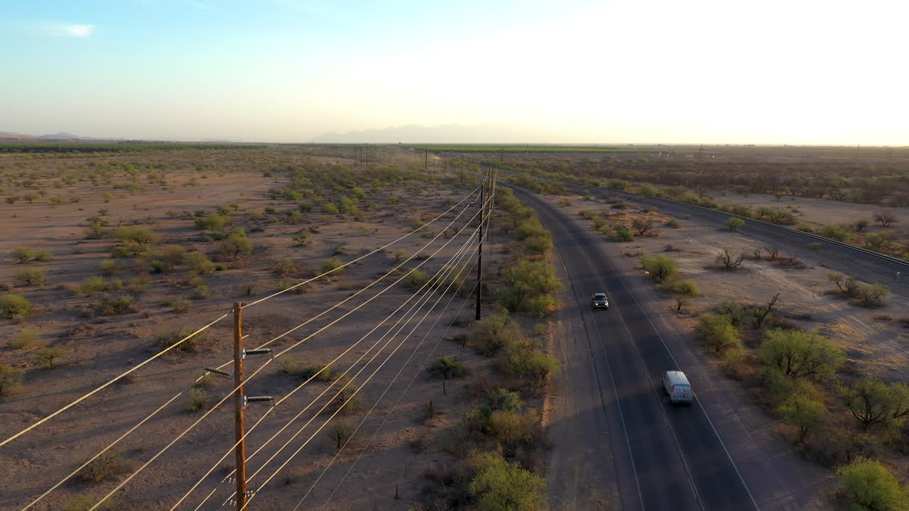 la antena desciende junto a los postes de energía y los automóviles que circulan por