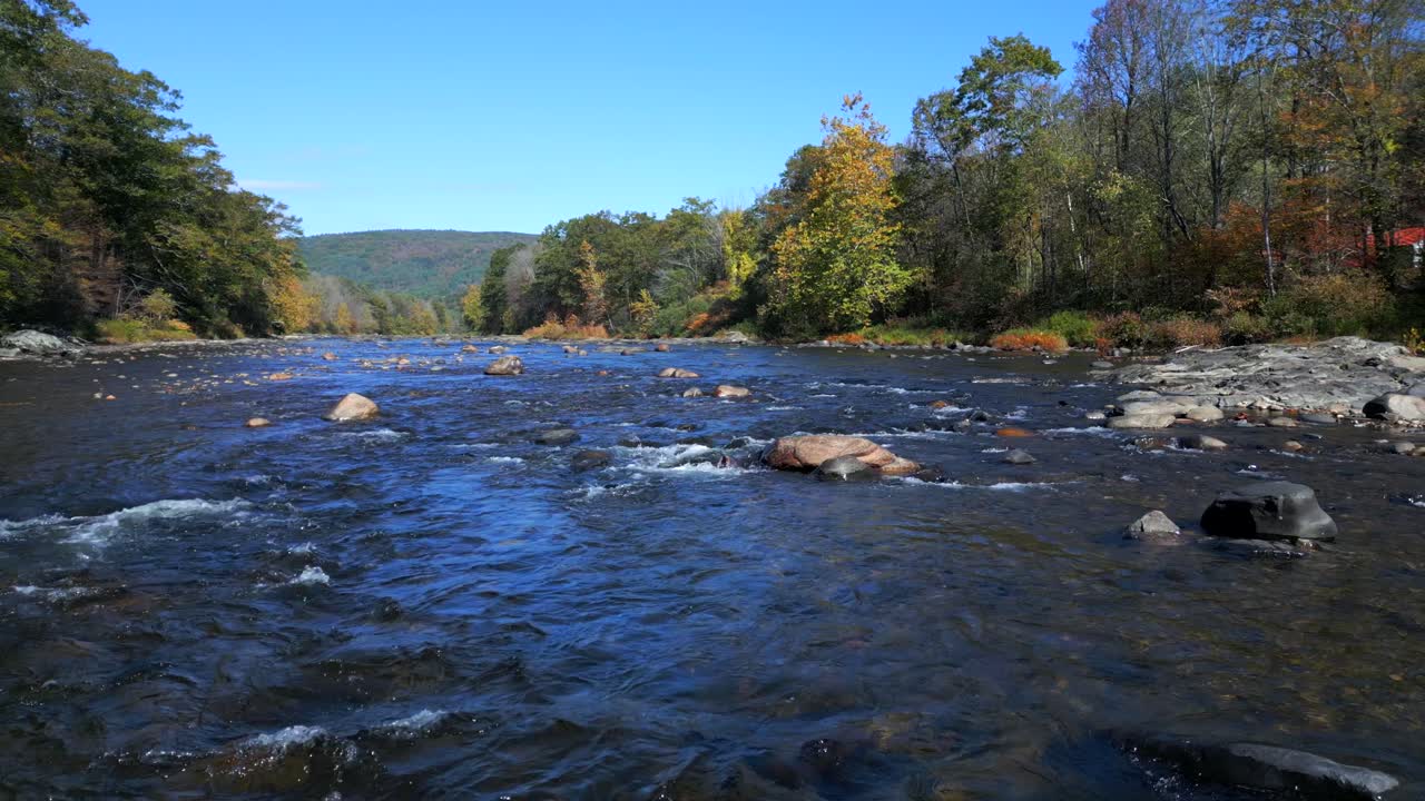 Ripresa aerea da lontano a valle del fiume West, Vermont, USA