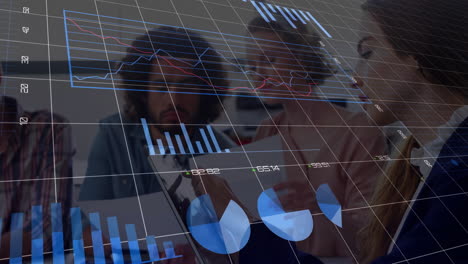 animación de procesamiento de datos y diagramas sobre diversas personas de negocios discutiendo el trabajo
