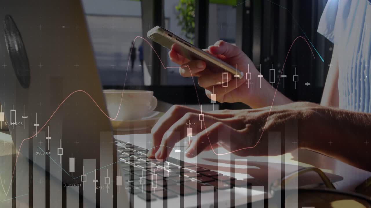 mujer usando un teléfono inteligente y una computadora portátil