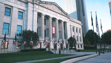 Toma-De-Video-En-Movimiento-Del-Edificio-Del-Capitolio-Del-Estado-De-Ohio-En-Columbus