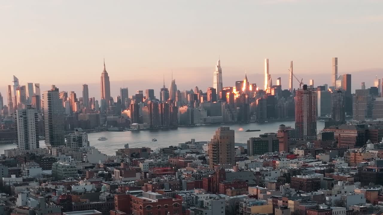 New York City skyline at sunset seen from a high vantage point | Vídeo ...